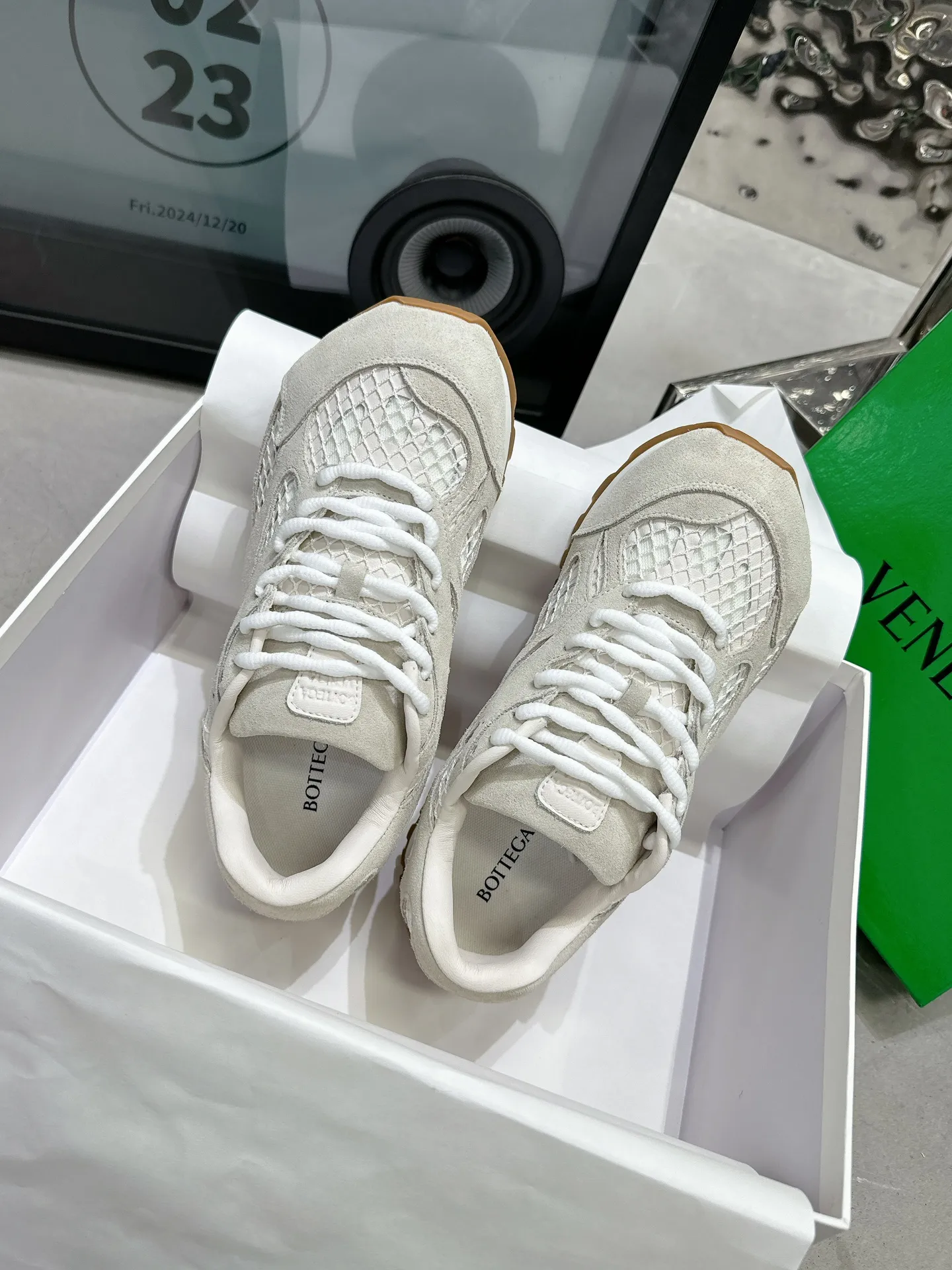 👟👟Ex-factory price 560👟👟 Men ➕20 💰𝐁𝐨𝐭𝐭𝐞𝐠𝐚 𝐕𝐞𝐧𝐞𝐭𝐚 Bodie Home Couple Style 👫BV Sports Shoes Wang Yibo Same Style Casual shoes for couples and dad shoes! Runner sneakers! Original purchase and development! Made of original lightweight technical mesh fabric, the same as the original version! The process is complicated! Paired with a geometric pattern designed rubber outsole, the higher version of the Wang Zha series is actually much taller, but the legs still look slim. Very nice. Durable and durable to play with, standard and version-matching shoe-packing technology. Look for high-end versions. The original outsole is exclusively molded, and the color-blocked TPU outsole is used. The material and weight are the same as the original! Size: Women’s size 35-41 (40 and 41 customized, non-refundable) Men’s size 39-45 (45 customized, non-refundable)